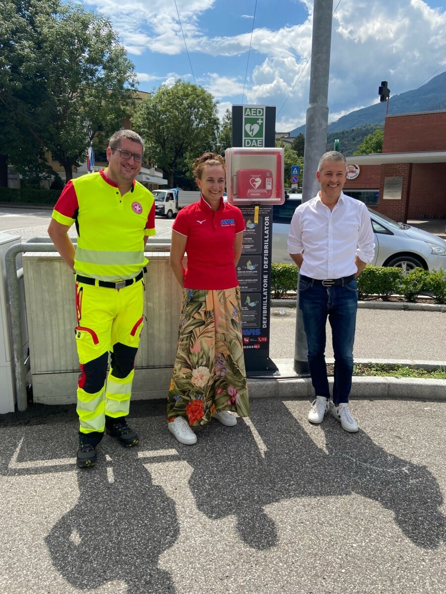 Der Verein AVIS und das Weiße Kreuz übergeben zweiten Defibrillator an die Gemeinde Brixen