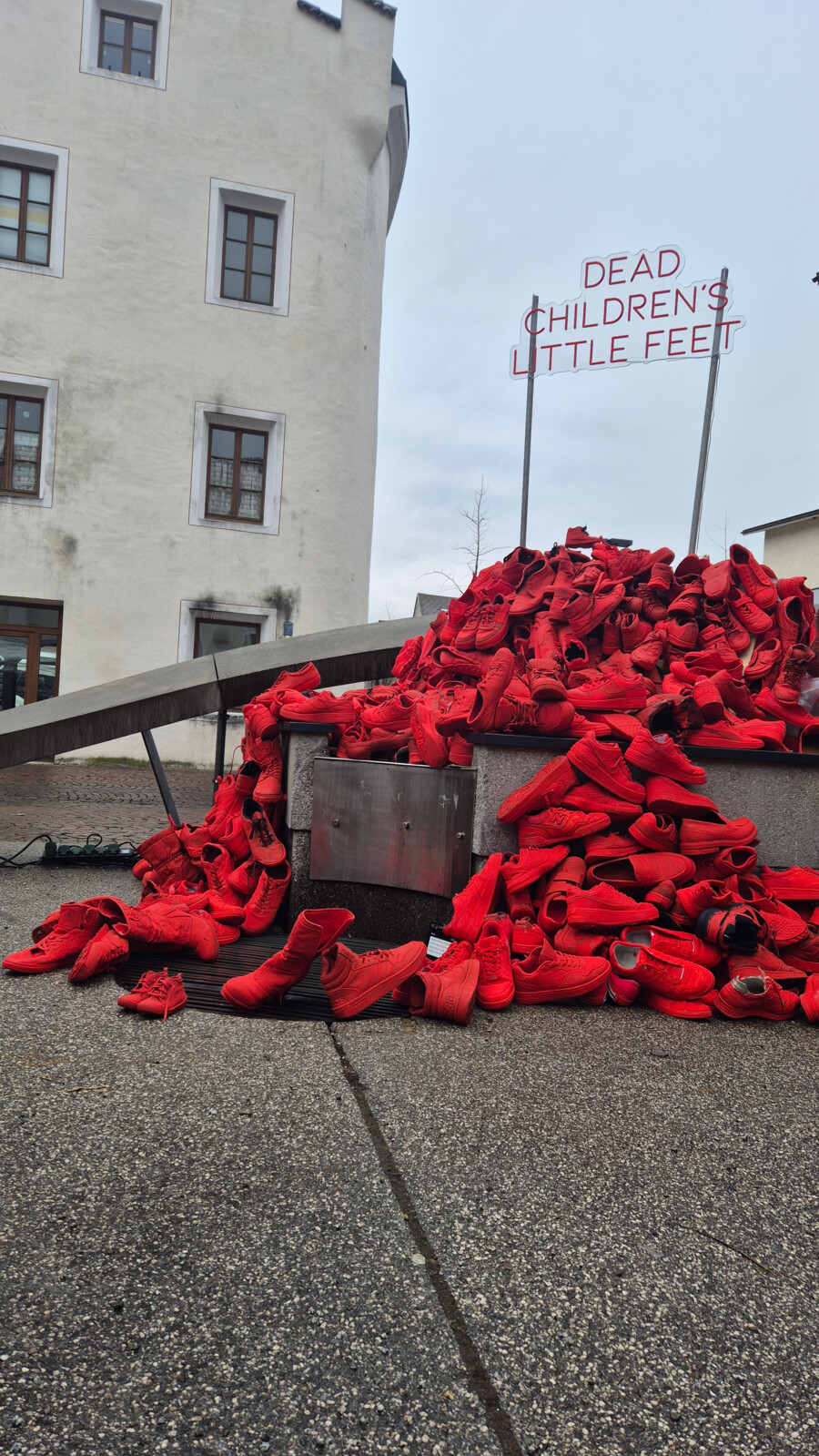 Brixen erinnert mit der Gemeinschaftsinstallation „Rote Schuhe“ an den Holocaust – 80 Jahre nach Ende des Zweiten Weltkriegs