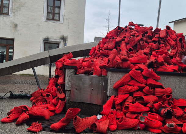 Brixen erinnert mit der Gemeinschaftsinstallation „Rote Schuhe“ an den Holocaust – 80 Jahre nach Ende des Zweiten Weltkriegs