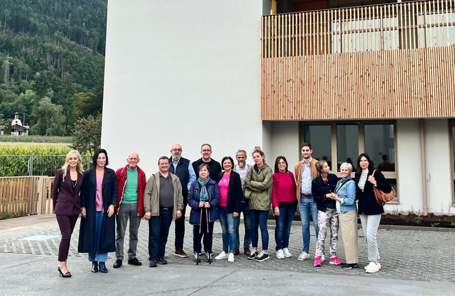 Arbeitsgruppe „Familie und Soziales“ der Gemeinde Brixen besucht das Seniorenzentrum “Ella” - Einblick in eine neue Qualität der Seniorenbetreuung