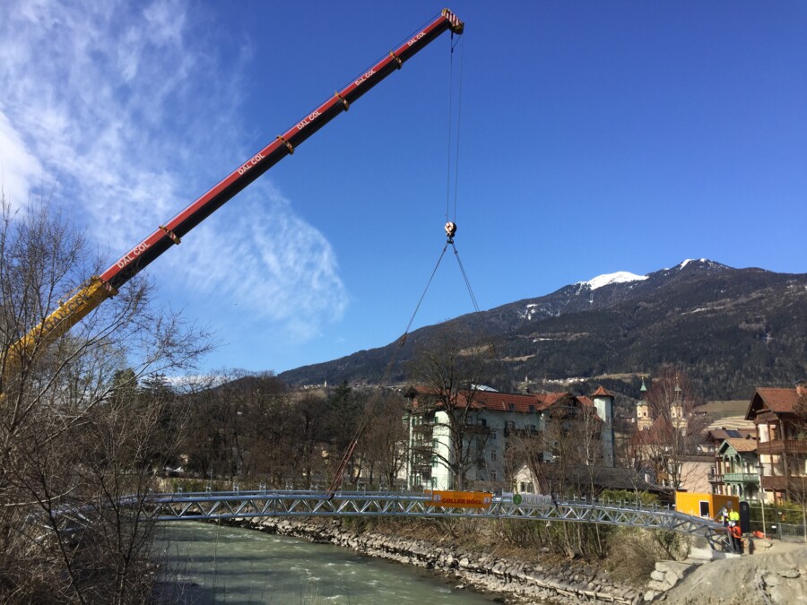 Brixen-Unterdrittel: Brücke für Kabelleitungen