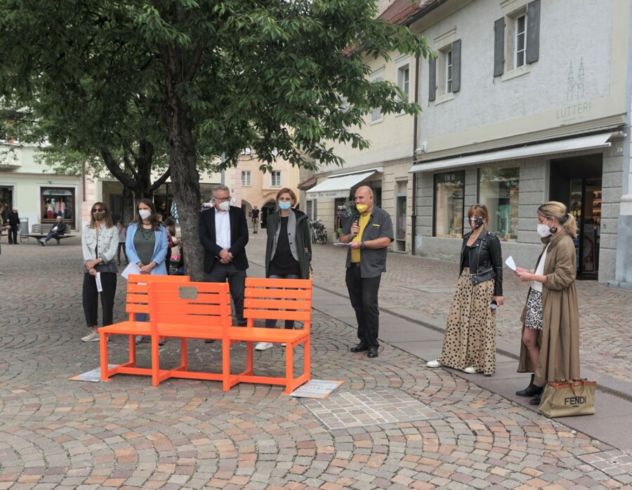 Sitzen, reden, zueinander finden auf der orangen Bank