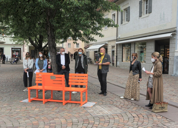 Sitzen, reden, zueinander finden auf der orangen Bank