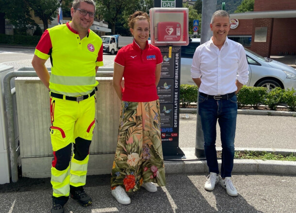 Der Verein AVIS und das Weiße Kreuz übergeben zweiten Defibrillator an die Gemeinde Brixen