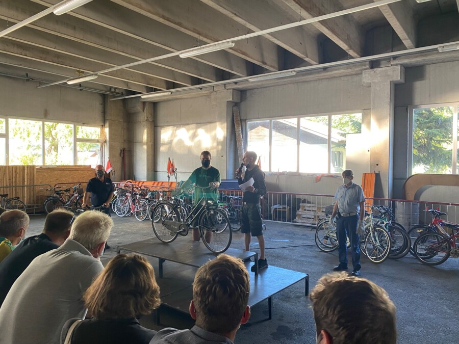 Asta delle biciclette e alienazione del vecchio mobilio della sala del Consiglio