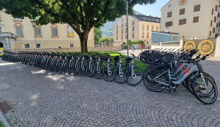 Nachhaltige Mobilität in Brixen: 65 neue E-Bikes übergeben