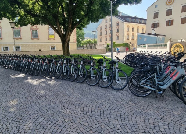 Nachhaltige Mobilität in Brixen: 65 neue E-Bikes übergeben