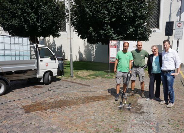 Gemeinde Brixen setzt auf umweltfreundliche Methoden zur Unkrautbekämpfung 