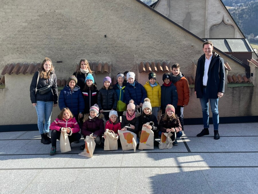 Gli alunni della scuola elementare di Millan in visita al municipio di Bressanone
