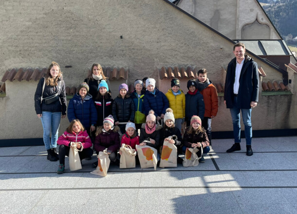 Die Grundschule Milland besucht die Gemeinde Brixen