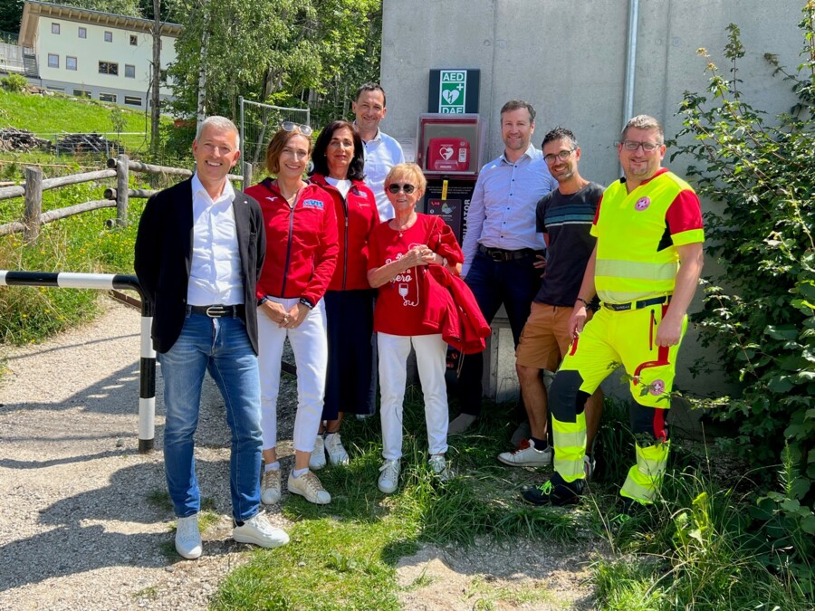 Weiterer Defibrillator an die Gemeinde Brixen übergeben