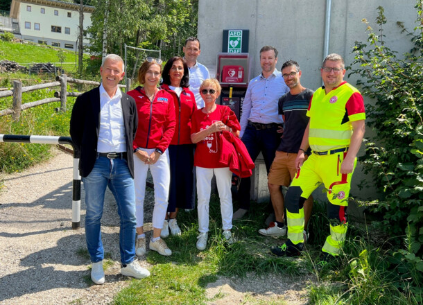 Weiterer Defibrillator an die Gemeinde Brixen übergeben